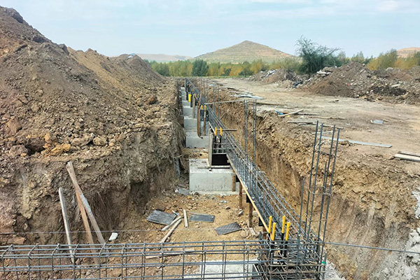 內(nèi)蒙古鋼結(jié)構(gòu)草料棚預埋件施工中